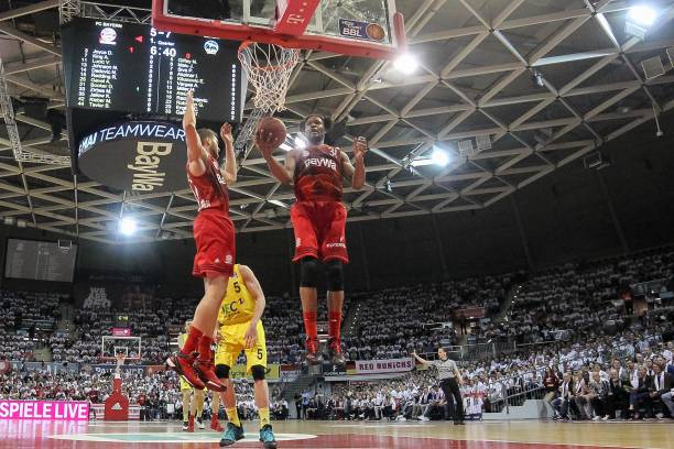 冲进场地袭 冲进场地袭